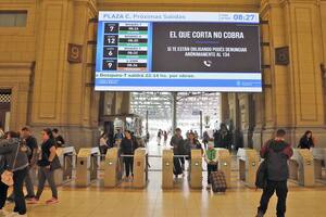 Mensajes en altavoz en las estaciones y un colectivo parado por no tener contrato con los pasajeros