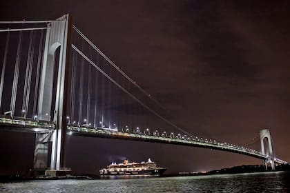 El Queen Mary II navega bajo el puente Verrazano-Narrows, en su llegada a Nueva York