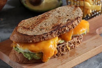 El queso amarillo o cheddar se agrega usualmente a las hamburguesas (Foto Pexels)