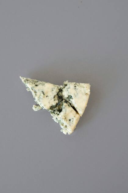 El queso azul es fuente de vitaminas y minerales necesarios para el funcionamiento del organismo