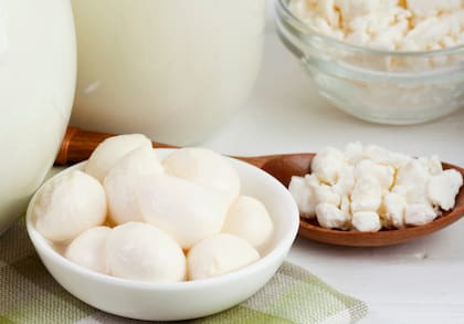 El queso mozzarella es recomendado por su bajo contenido de grasa y sodio