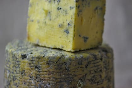 El queso roquefort tiene un sabor más intenso y suele ser más salado que el azul
