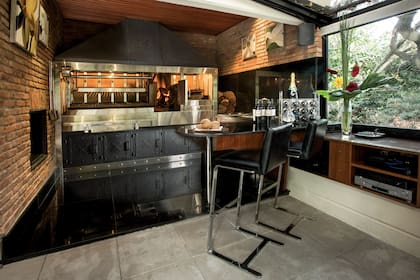 El quincho con capacidad para 40 personas tiene luces robóticas para usarlo como espacio para fiestas, y un techo de vidrio corredizo. La parrilla de acero inoxidable es uno de los elementos más elogiados por los invitados.