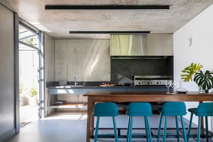 El quincho está a continuación de la cocina y comunicado con el patio.