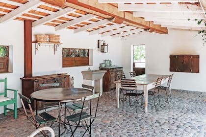 Diversas mesas invitan a compartir comidas, de día o de noche.