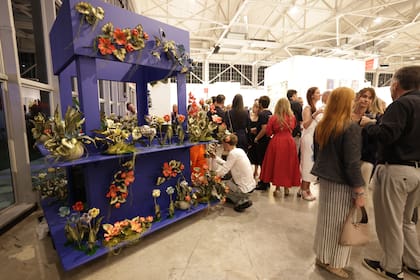 El quiosco con flores creadas en cerámica por Nicola Costantino