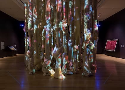 El Quipu desaparecido (2018), que incluye proyecciones y cantos de la artista, durante su exhibición en el Museo de Bellas Artes de Boston