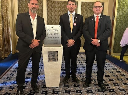 El rabino Avruj junto al embajador de israel en argentina y el presidente de la DAIA Mauro Berenstein