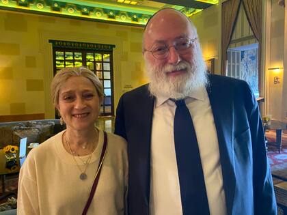 El rabino de Nueva York, Simon Jacobson, junto a su esposa Sheandy, en el lobby del hotel King David, donde se encontró con Milei