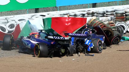 El Racing Bulls de Daniel Ricciardo y el Williams de Alexander Albon sobre la cama de leca de la curva 3 tras chocar entre sí en la vuelta inicial de la carrera de Japón; el piloto anglo-tailandés protagonizó dos incidentes que complican el avance de su equipo en el futuro.