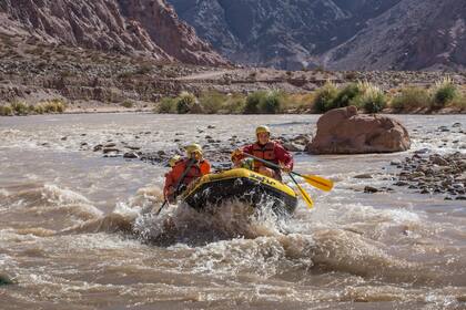 El rafting de grado tres de dificultad en el chocolatoso río Los Patos.