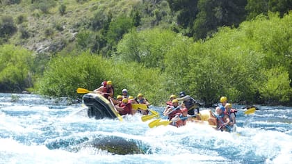 El rafting en el río Chimehuin, de clase 2, es el más popular:  durante la travesía de siete kilómetros se contempla el paisaje típico de la estepa patagónica, y en algunos tramos vistas del volcán Lanín