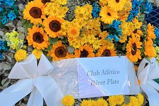 El minuto de silencio y las flores azules y amarillas de River en la Bombonera en honor a Russo