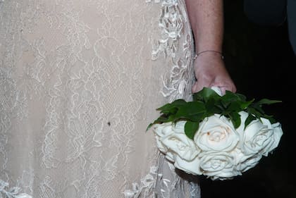 El ramo de la novia con rosas blancas