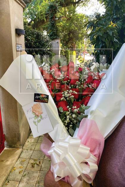 El ramo de rosas que le envió Mauricio Filiberti, amigo íntimo de la familia y con quien se la vinculó sentimentalmente. La tarjeta decía: “Muchas felicidades. MF”.