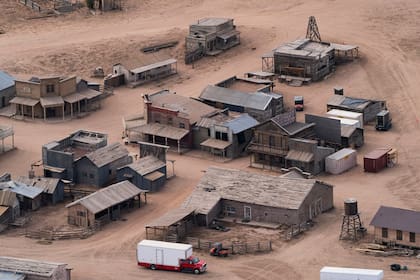 El rancho Bonanza Creek en Santa Fe, Nuevo México, donde el actor Alec Baldwin disparó un arma de utilería en el set del western "Rust" (AP Foto/Jae C. Hong, Archivo)
