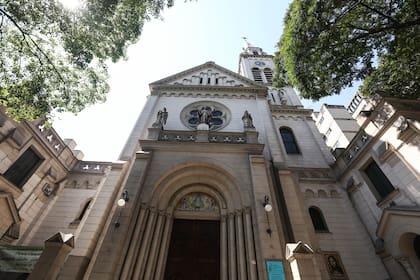 El rango de ocho cuadras tiene una serie de edificios importantes como la Parroquia Nuestra Señora de Luján