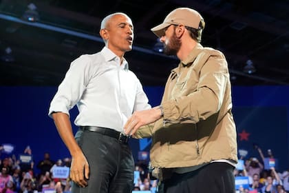 El rapero Eminem introdujo en el escenario al expresidente Barack Obama en un acto de campaña para la candidata presidencial demócrata, la vicepresidenta Kamala Harris, el martes 22 de octubre de 2024, en Detroit