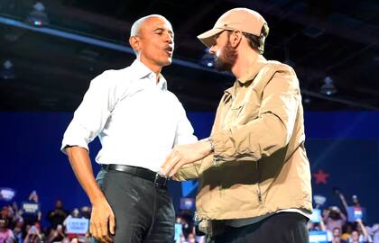 El rapero Eminem saluda al expresidente Barack Obama en un acto de campaña en Detroit.
