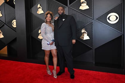 El rapero estadounidense Killer Mike (R) y su esposa llegan a la 66ª Entrega Anual de los Premios Grammy en el Crypto.com Arena de Los Ángeles el 4 de febrero de 2024