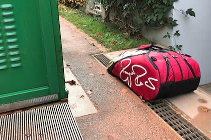 El raquetero con la firma de Federer, en uno de los rincones del club donde se formó. 