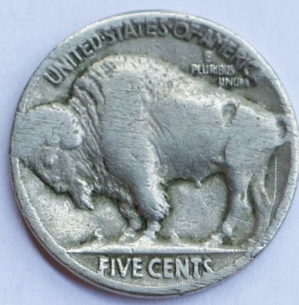 El raro ejemplar de la moneda de búfalo para coleccionistas solo tiene tres patas