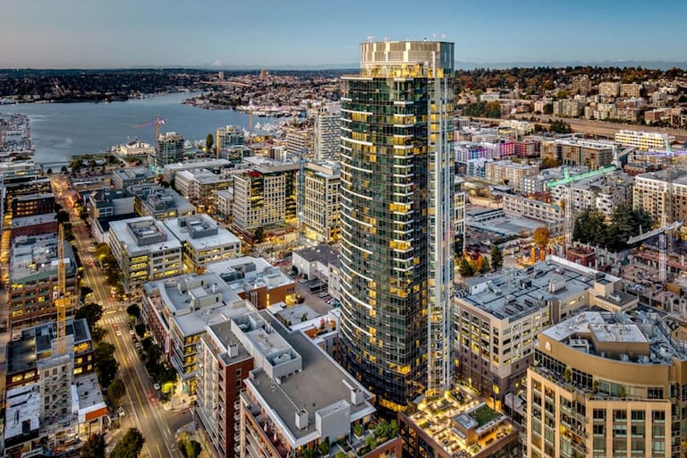 El rascacielos de Seattle (EEUU) que compró por más de US$300 millones Amancio Ortega