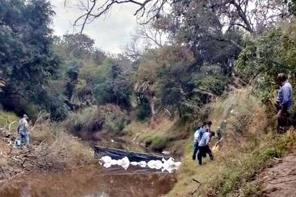 El rastrillaje de río Tragadero, donde se hallaron huesos y un dije en forma de cruz