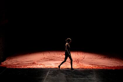 El rayo, la inquietante propuesta de la actriz y bailarina María Ucedo, que forma parte de la celebración del Día del Teatro Independiente