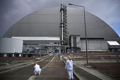 El reactor 4 está cubierto por el Nuevo Confinamiento Seguro, un domo de acero diseñado para durar 100 años.