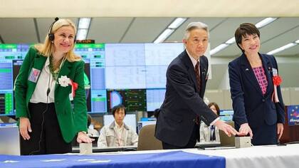 El reactor experimental es un proyecto conjunto de la Unión Europea y Japón. (Desde la izq, Kadri Simson, comisaria europea de Energía; Masahito Moriyama, ministro de Ciencia y Tecnología de Japón; y Sanae Takaichi, ​​ministra de Política Científica y Tecnológica de Japón)