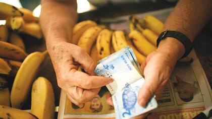 El real es la divisa importante que más se ha apreciado este año