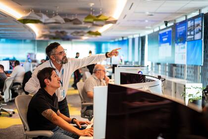 El Real Time Intelligence Center de YPF en Vaca Muerta lidera el monitoreo de perforación y fractura, redefiniendo los estándares operativos de la industria.