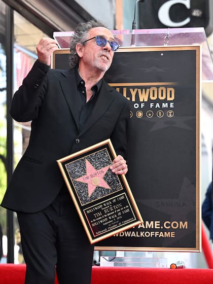 El realizador fue acompañado por los actores estadounidenses Michael Keaton, Winona Ryder y Danny DeVito y la italiana Monica Bellucci