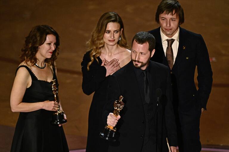 El realizador ucraniano Mstyslav Chernov acepta el Oscar con Raney Aronson-Rath, Vasilisa Stepanenko y Evgeniy Maloletka, responsables del documental 20 días en Mariupol