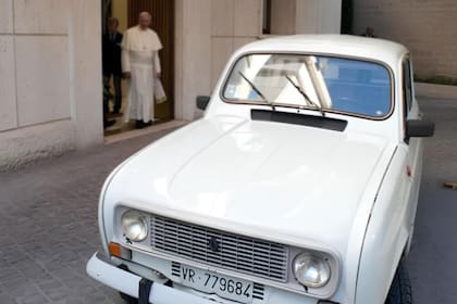 El Reanault 4 con más de 300.000 kilómetros que recibió hace unos años el papa Francisco