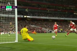 Noche difícil de Dibu Martínez: derrota contra Arsenal con cierta responsabilidad suya