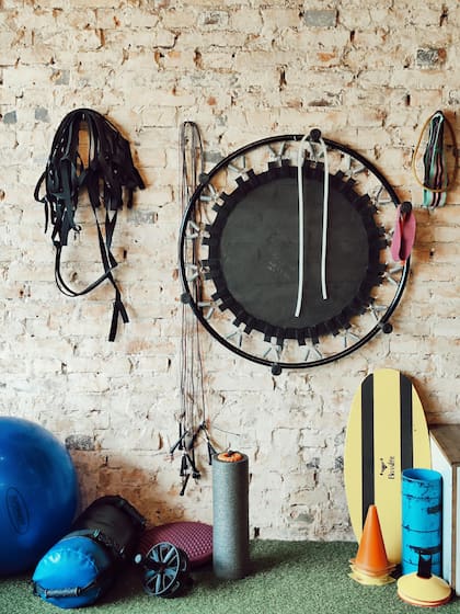 El rebounding se realiza sobre un mini trampolín individual