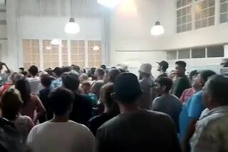 Una multitud irrumpió en una cooperativa eléctrica de Bolívar en reclamo por los cortes de luz