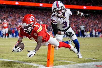 El receptor de los Chiefs de Kansas City Xavier Worthy salta para un touchdown frente al safety de los Bills de Buffalo Damar Hamlin en el encuentro de Campeonato de la AFC el domingo 26 de enero del 2025. (AP Foto/Ashley Landis)