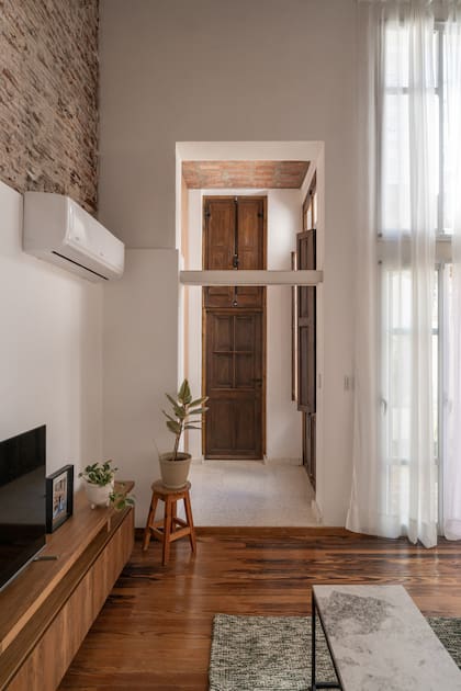 El recibidor se demolió y se reconstruyó por completo. La altura del espacio se definió para permitir el ingreso de la gran puerta, sin seguir una medida estándar.