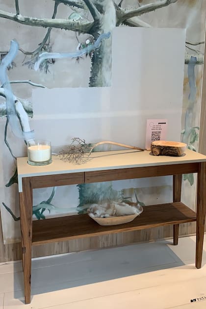 El recibidor se posiciona como un preámbulo indispensable, para dejar el equipaje de la calle y adentrarse en el mundo privado.