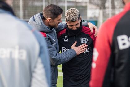 El recibimiento a Exequiel Palacios en su club, Bayer Leverkusen, donde lo entrena Xavi Alonso, otro campeón del mundo.