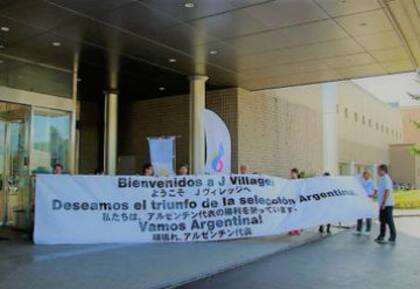 El recibimiento a los Pumas en el complejo que se alojan previo al Mundial