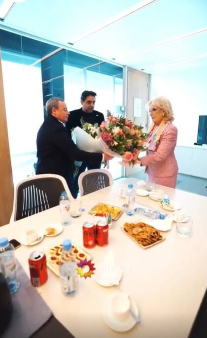 El recibimiento de Pablo Codevila y Coco Fernández con un ramo de flores para Mirtha Legrand