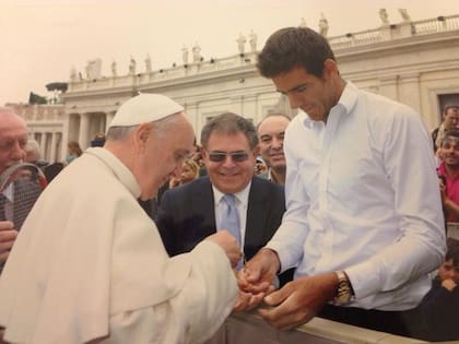 El recibimiento del papa Francisco a Juan Martín del Potro en Roma, en mayo de 2013; el tandilense le obsequió una raqueta y el Pontífice bendijo un rosario