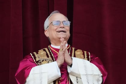 El recién electo papa León XIV se presenta en el balcón de la Basílica de San Pedro, en el Vaticano