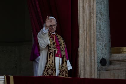 El recién elegido papa León XIV, anteriormente cardenal Robert Francis Prevost, en la logia central de la Basílica de San Pedro, en el Vaticano, poco después de su elección como el 267mo pontífice de la Iglesia católica romana, el jueves 8 de mayo de 2025. (AP Foto/Domenico Stinellis)
