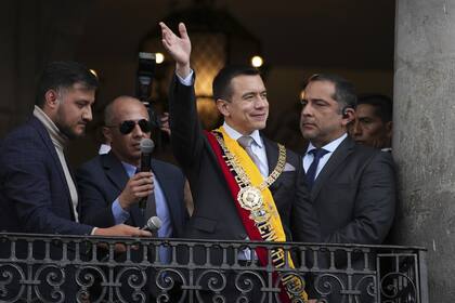El recién juramentado presidente Daniel Noboa saluda desde un balcón del palacio presidencial de Carondelet, el día de la toma de posesión en Quito, Ecuador, el jueves 23 de noviembre de 2023.
