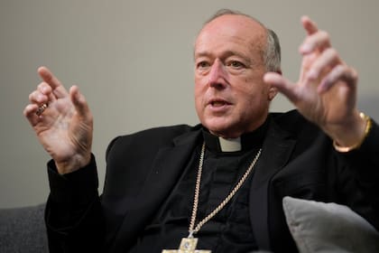 El recién nombrado cardenal Robert Walter McElroy, habla, durante una rueda de prensa en el Vaticano, el sábado 27 de agosto de 2022. (AP foto/Andrew Medichini, archivo)